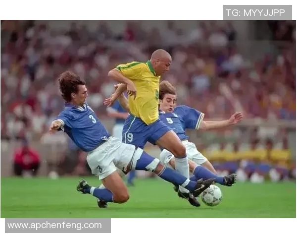 90年代足球巨星风采再现：从罗纳尔多到贝克汉姆的辉煌岁月